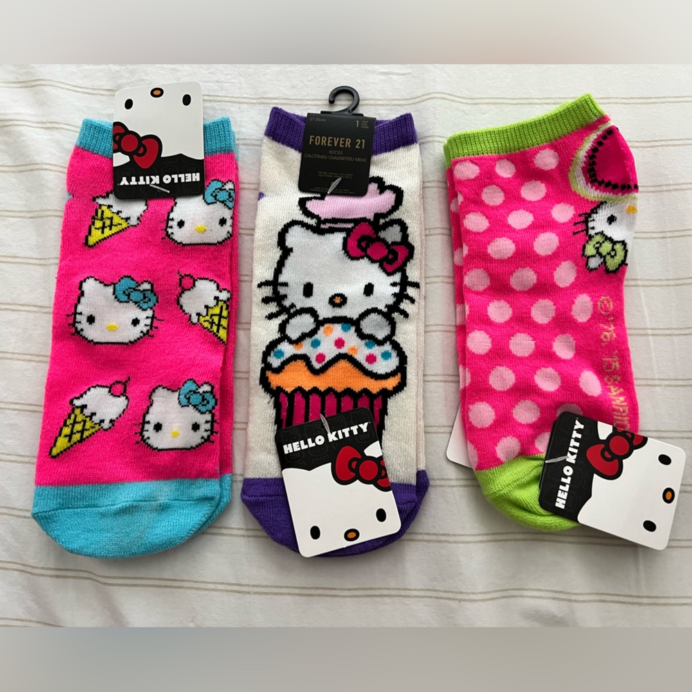 Hello Kitty Socks - Picture 2 of 5